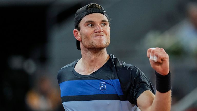 Jack Draper ,of Great Britain, celebrates a point during his match against Lorenzo Musetti, of Italy, in men's semifinal at the Madrid Open tennis tournament in Madrid, Spain, Friday, May 2, 2025. (AP Photo/Manu Fernandez)
