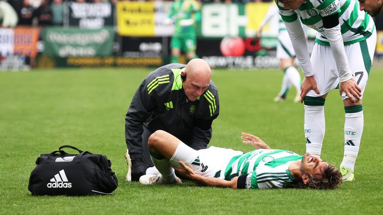DUNDEE, İskoçya - 26 Nisan: Celtic'in Jotası, 26 Nisan 2025'te Dundee, İskoçya'da Dundee Park'taki Calforth Construction Arena'da Dundee Utd ve Celtic arasındaki William Hill Premiership maçı sırasında ilk yarı yaralanmaya zorlandı. (Fotoğraf: Craig Williamson / SNS Grubu)