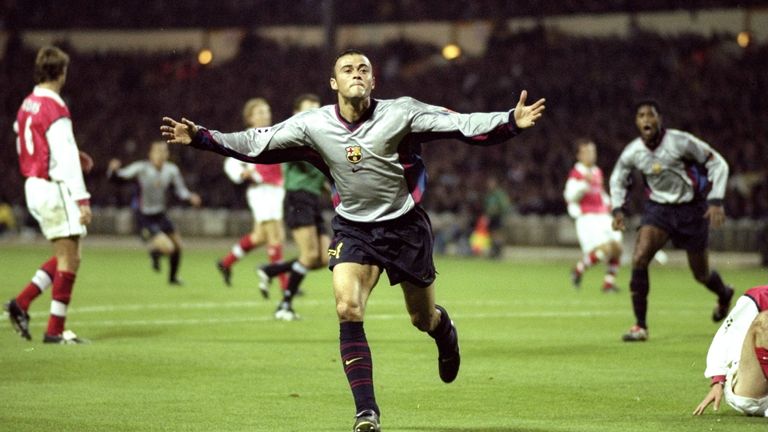 Octubre de 1999: Luis, Barcelona, ​​celebró su 15 ° gol durante el partido del Grupo B de la Liga de Campeones contra el Arsenal en el estadio Wembley en Londres. El juego terminó con una victoria por 4-2 para Barcelona.