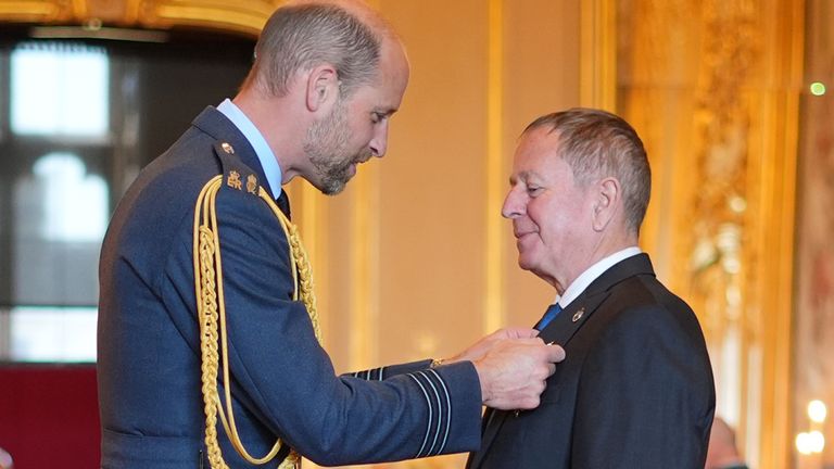Martin Brundle recebe OBE do príncipe de Gales