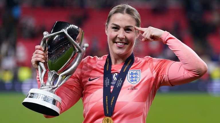 Mary Earps with the Finalissima trophy