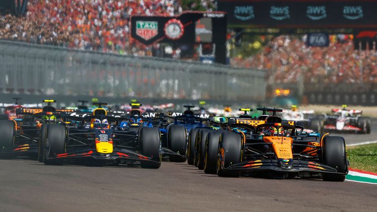 Start, #81 Oscar Piastri (AUS, McLaren F1 Team), #1 Max Verstappen (NLD, Oracle Red Bull Racing), F1 Grand Prix of Emilia-Romagna at Autodromo Internazionale Enzo e Dino Ferrari on May 18, 2025 in Imola, Italy. (Photo by HOCH ZWEI) Photo by: HOCH ZWEI/picture-alliance/dpa/AP Images