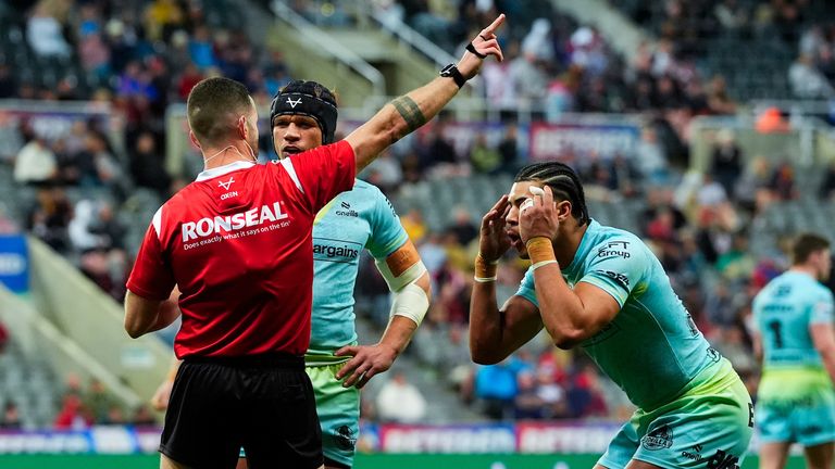 Picture by Olly Hassell/SWpix.com - 03/05/2025 - Rugby League - Betfred Super League Magic Weekend - St Helens v Leeds Rhinos - St. James' Park, Newcastle, England -Lewis Murphy of St Helens reacts to being shown the yellow card by Referee Jack Smith