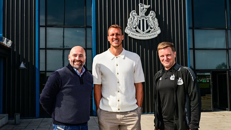 Paul Mitchell (izquierda) firmó un nuevo acuerdo en Newcastle, representado con Dan Bern (Centro) y Ad Haor