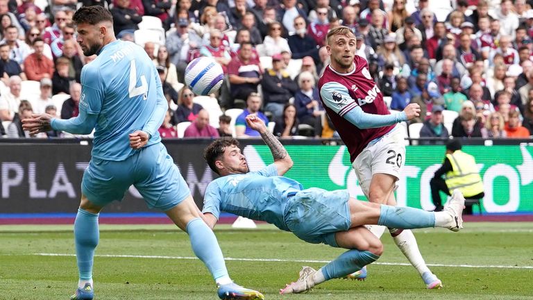 Jarrod Bowen scores a spectacular goal for West Ham to halve their deficit against Nottingham Forest