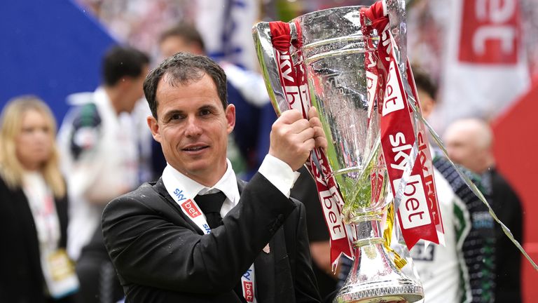 Sunderland manager Regis Le Bris lifts the trophy following the Sky Bet Championship play off final at Wembley Stadium