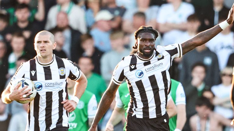 St Mirren's Richard Taylor (centre) celebrates after scoring to make it 2-1 