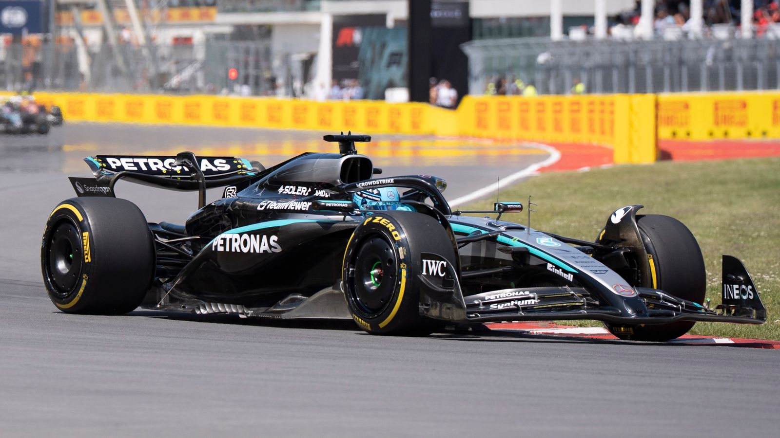 Canadian GP: Russell leads but five drivers in fight for win LIVE!