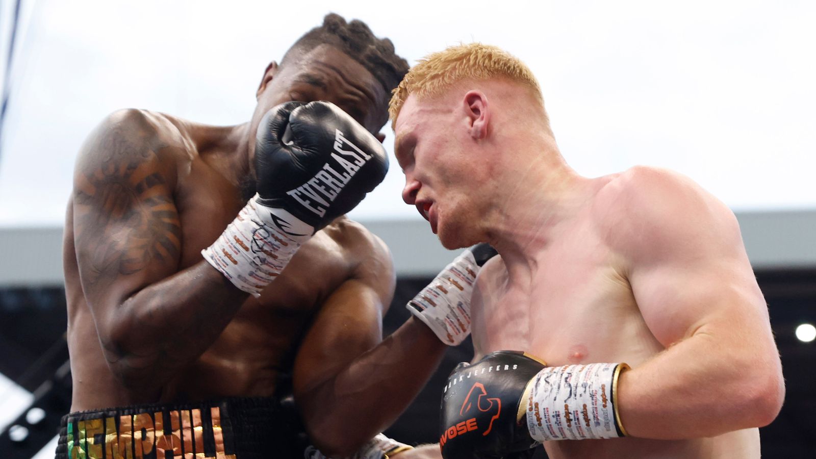Sean Hemphill derails Mark Jeffers with upset majority decision win on Oakwell Stadium show