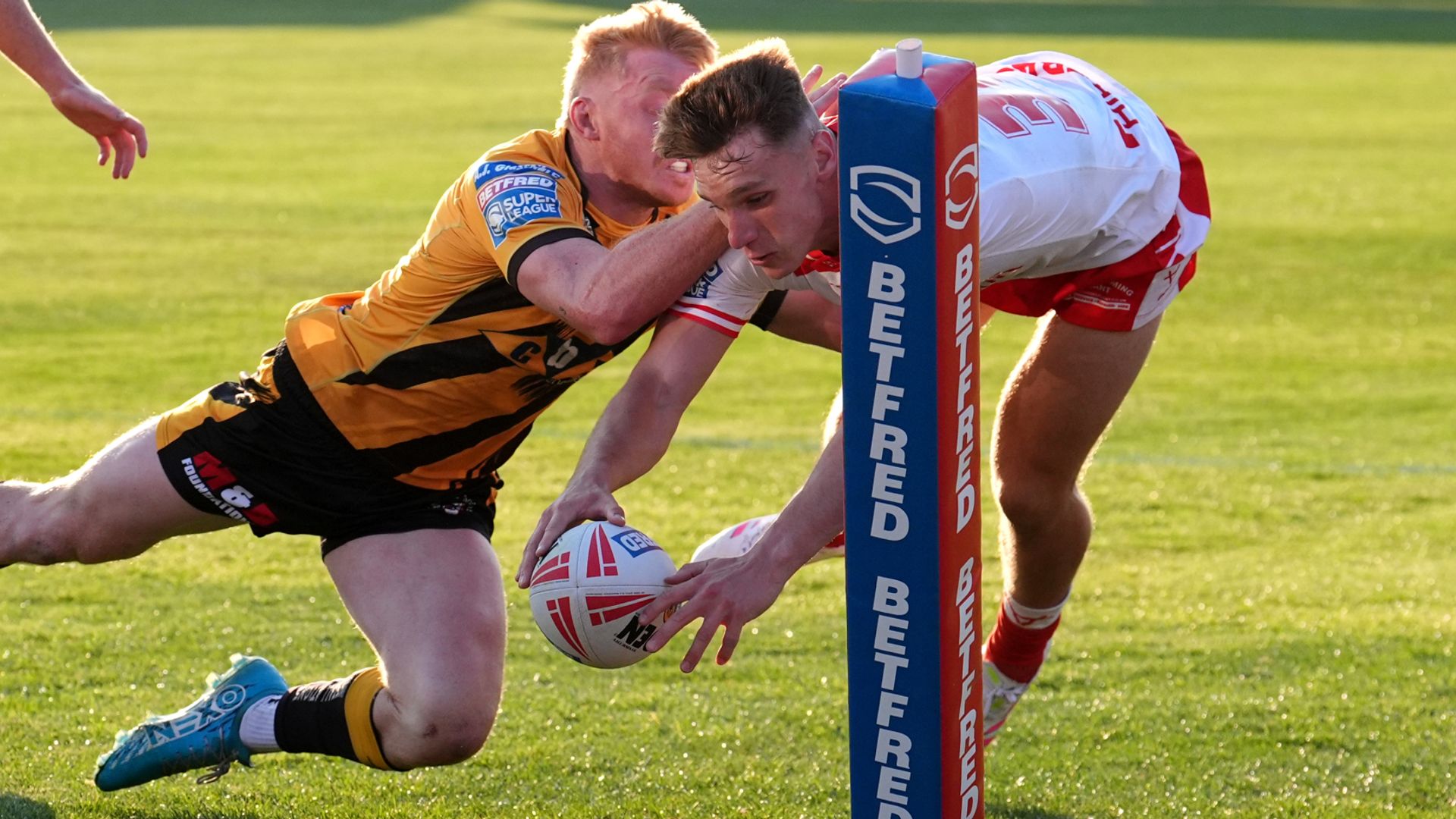 Super League leaders Hull KR rout Castleford for 10th straight win