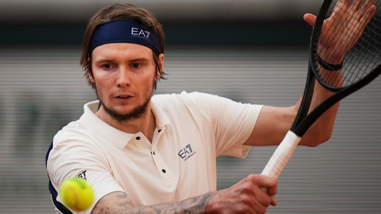 Kazakhstan's Alexander Bublik plays a shot against Britain's Jack Draper during their fourth round match of the French Tennis Open at the Roland-Garros stadium in Paris, Monday, June 2, 2025. (AP Photo/Christophe Ena)