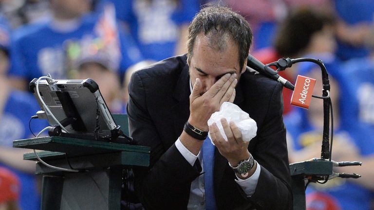 الحكم Arnaud Gabas ، من فرنسا ، يحمل وجهه بعد أن صدمته رصاصة أثناء عمل مباراة تنس كأس ديفيس في الجولة الأولى بين D Canada