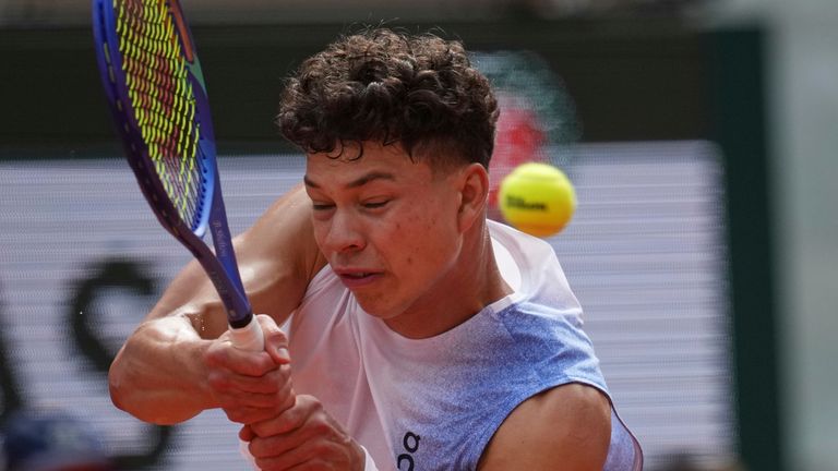 Ben Shelton of the U.S. returns the ball to Spain's Carlos Alcaraz during their fourth round match of the French Tennis Open, at the Roland-Garros stadium, in Paris, Sunday, June 1 2025. (AP Photo/Christophe Ena)