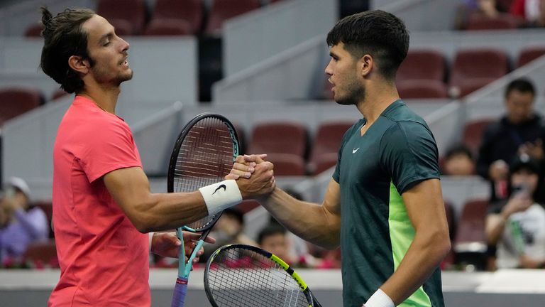 كارلوس ألكاراز من إسبانيا ، على اليمين ، يهز أيدي لورينزو موسيتي دي إيتيان بعد فوزه بالجولة الثانية من بطولة التنس المفتوحة الصين المفتوحة في دياموند كورت دي بكين ، الأحد 1 أكتوبر ، 2023. (الصورة AP / Andy Wong)