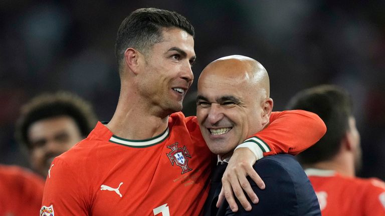 Cristiano Ronaldo de Portugal celebra con el entrenador Roberto Martínez 