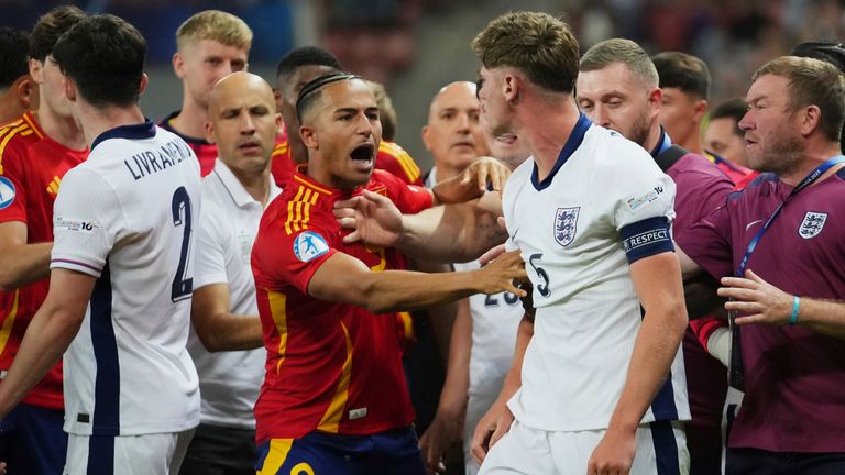 Tempers sašūpojās pēc tam, kad skanēja pēdējais svilpe