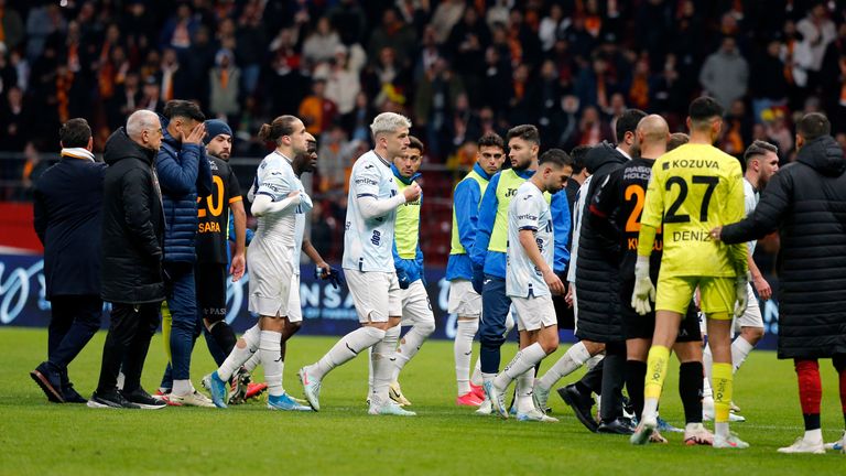 Adana Demirspor withdrew from the pitch after the referee awarded a penalty in the 30th minute of the match, which Galatasaray led 1-0