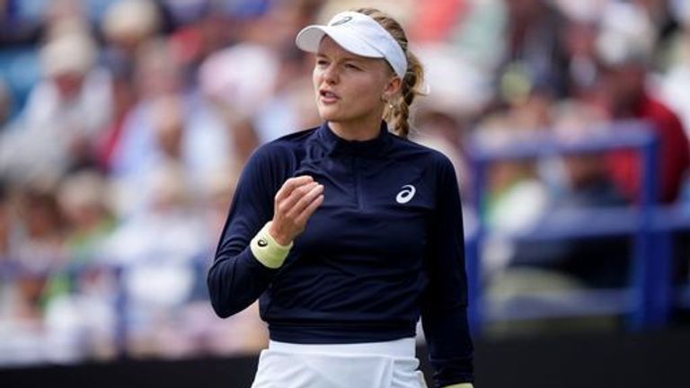 Harriet Dart kļūst neapmierināts ar Barbora Krejcikova (nav attēlā) Lexus Eastbourne Open otrās dienas laikā Devonshire Park Law otrajā dienā