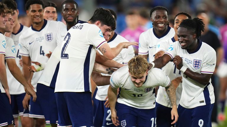 Anglijas Jonathan Rowe, pa labi, Pats komandas biedrs Harvey Elliott, centrs, Eiropas U-21 čempionāta fināla futbola spēles beigās starp Angliju un Vāciju Nacionālajā futbola stadionā Bratislavā, Slovākijā, sestdien, 2025. gada 28. jūnijā. (AP Photo/Petr David Josek)).