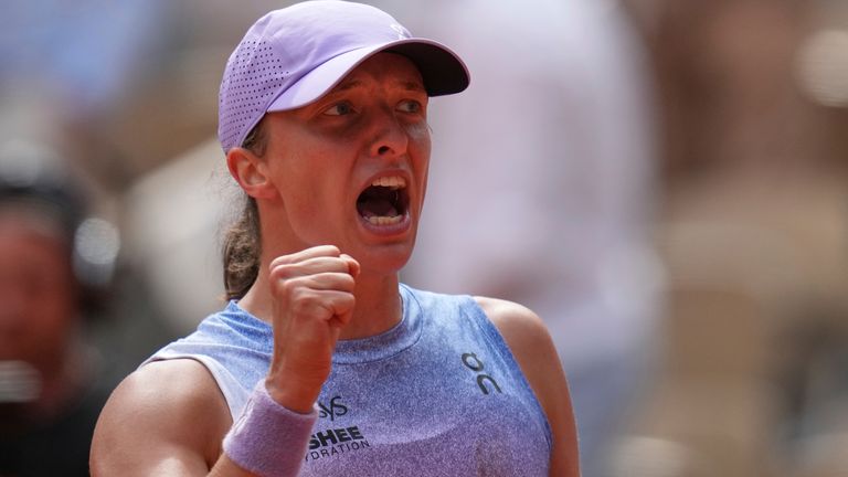 Poland's Iga Swiatek celebrates after beating Kazakhstan's Elena Rybakina during their fourth round match of the French Tennis Open, at the Roland-Garros stadium, in Paris, Sunday, June 1 2025. (AP Photo/Christophe Ena)