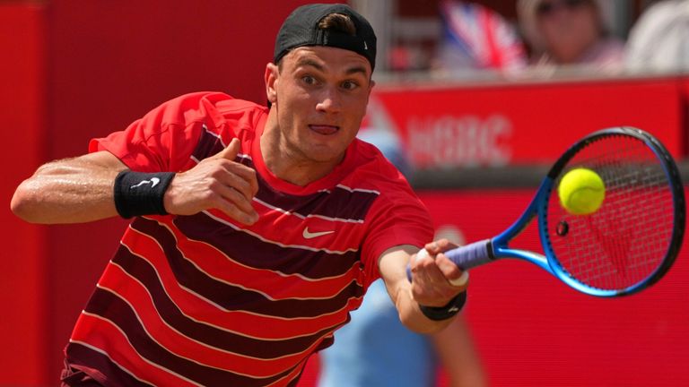 Jack Draper in Great Britain returns to Jenson Brooksby of the United States in their simple male match at the Queen's Club Grass Court Tenni