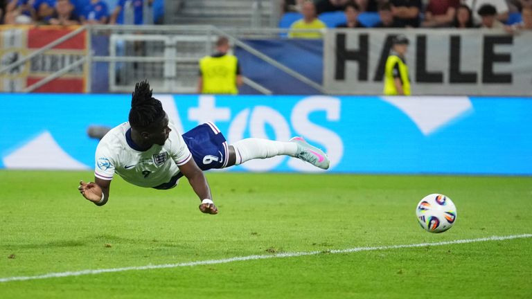 Anglijas Jonathan Rowe gūst savas puses trešos vārtus Eiropas U-21 čempionāta fināla futbola spēles laikā starp Angliju un Vāciju Nacionālajā futbola stadionā Bratislavā, Slovākijā, sestdien, 2025. gada 28. jūnijā. (AP Photo/Petr David Josek)).