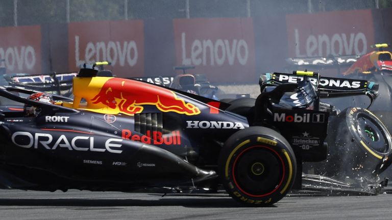 Red Bull's holandiešu vadītājs Makss Verstappens (L), Mercedes itāļu šoferis Kimi Antonelli (C) un Racing Bulls Jaunzēlandes šoferis Liam Lawson sacenšas Red Bull Ring sacīkšu trasē Spīlbergā, Austrijā, 2025. gada Formulas 1 Austrijas Grand Prix 29. jūnijā. (Erwin Scheriau / APA / AFP foto) / Austrija