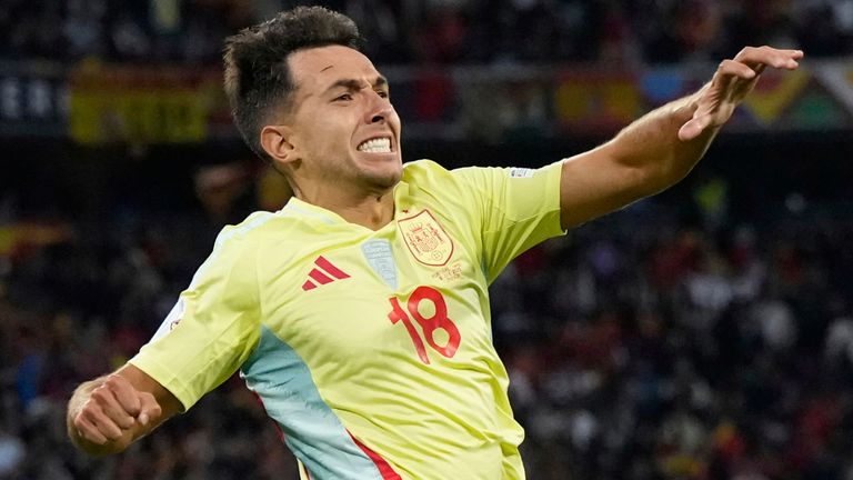 Spain Martin Zubimenddi celebrates the goal of opening his team during the final of the League of Nations (AP Photo / Martin Meissner)