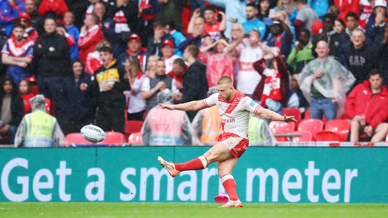 Mikey Lewis sent over the match-winning conversion                                                                                          