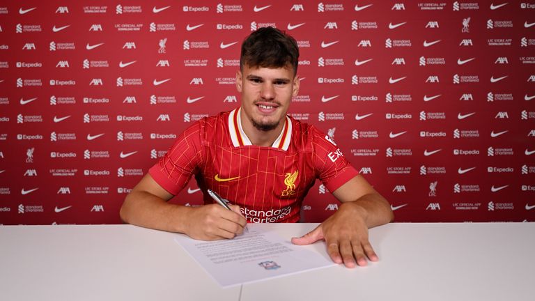 Milos Kerkez tomó una foto después de firmar un contrato con Liverpool
