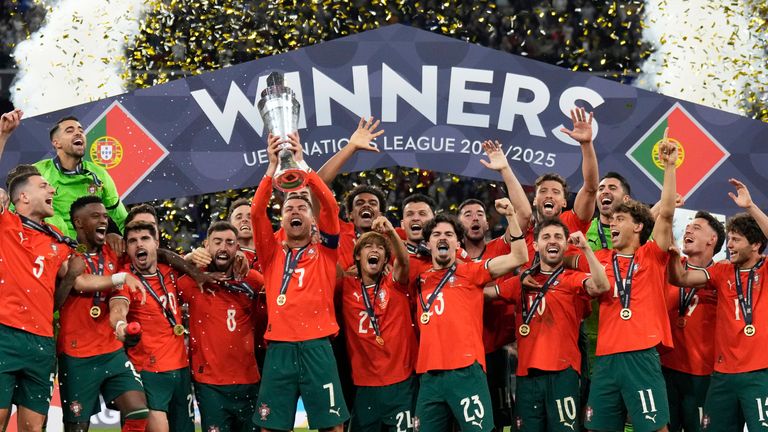 El capitán de Portugal, Cristiano Ronaldo, levanta el trofeo de la Liga de las Naciones con sus compañeros de equipo