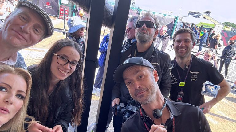 Rachel Brookes ar kolēģiem F1 laikā: filmas filmēšana