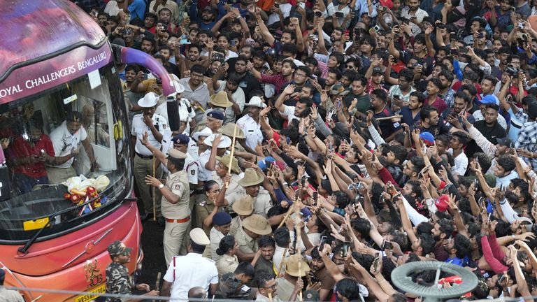 Fans, winners of the Indian Premier League, the winners of the Premier League, Bengaluru are pleasing to Bengaluru crickets, June 4, 2025, June 4, 2025, in India, India, Tuesday, M. Chinnaswamy Stadium. (AP Photo / Aijaz Rahi)
