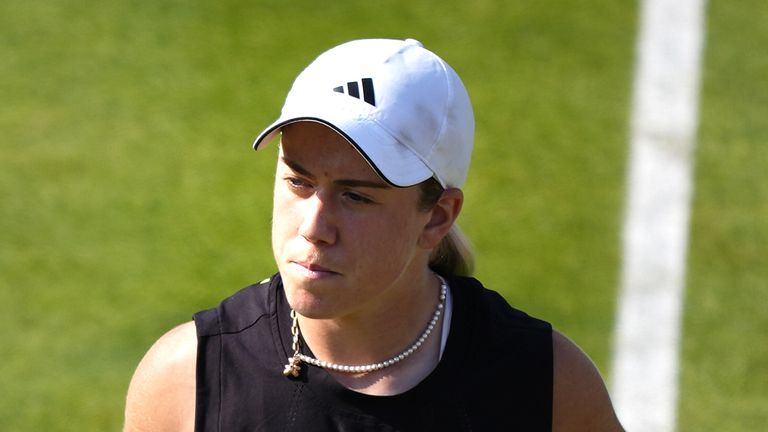 Britain's Sonay Kartal suffered a straight-set defeat to American Amanda Anisimova