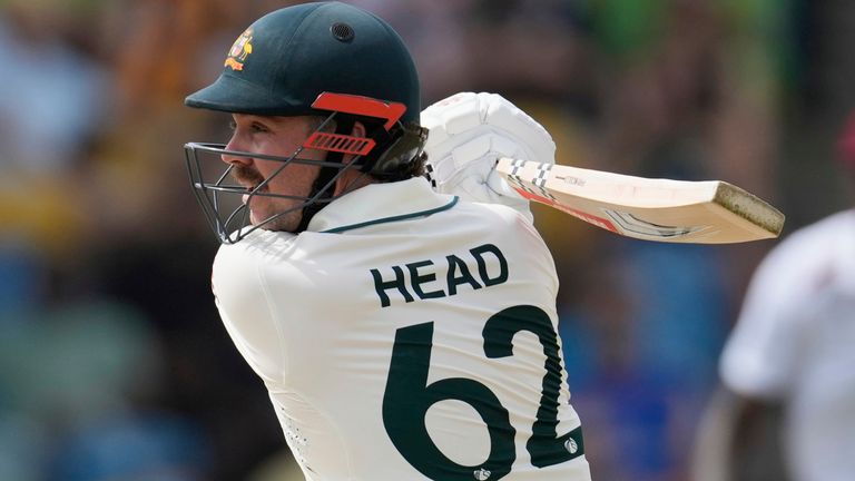 बारबाडोस में पहले क्रिकेट टेस्ट के पहले दिन वेस्टइंडीज के खिलाफ शॉट खेलते ऑस्ट्रेलिया के ट्रैविस हेड
