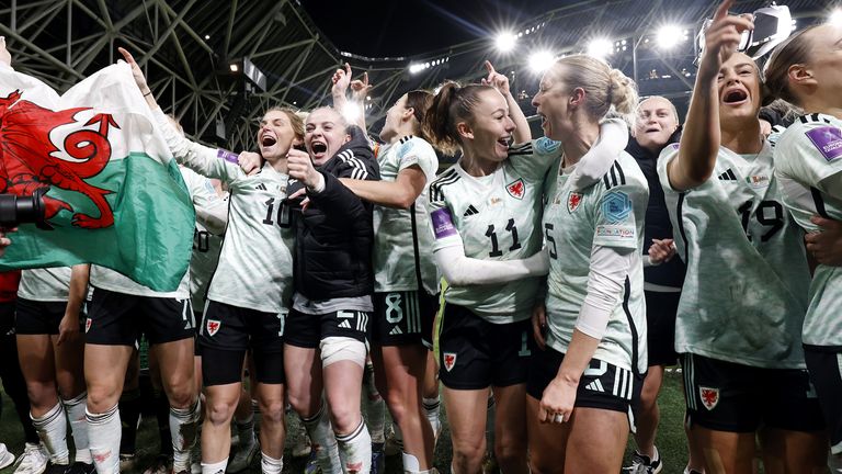 Džesa Fishloka svin kopā ar saviem komandas biedriem pēc tam, kad Velsa sasniedza Euro 2025