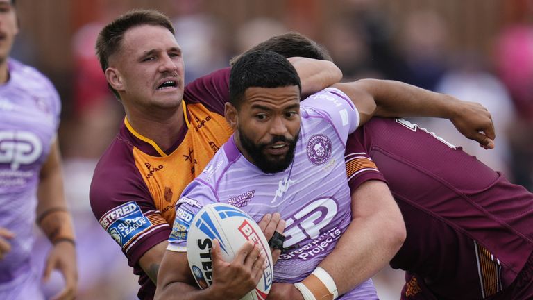 Kruise Leeming by Wigan Warriors is discussed by Tristan Powell (left) of the Giants de Huddersfield (left)