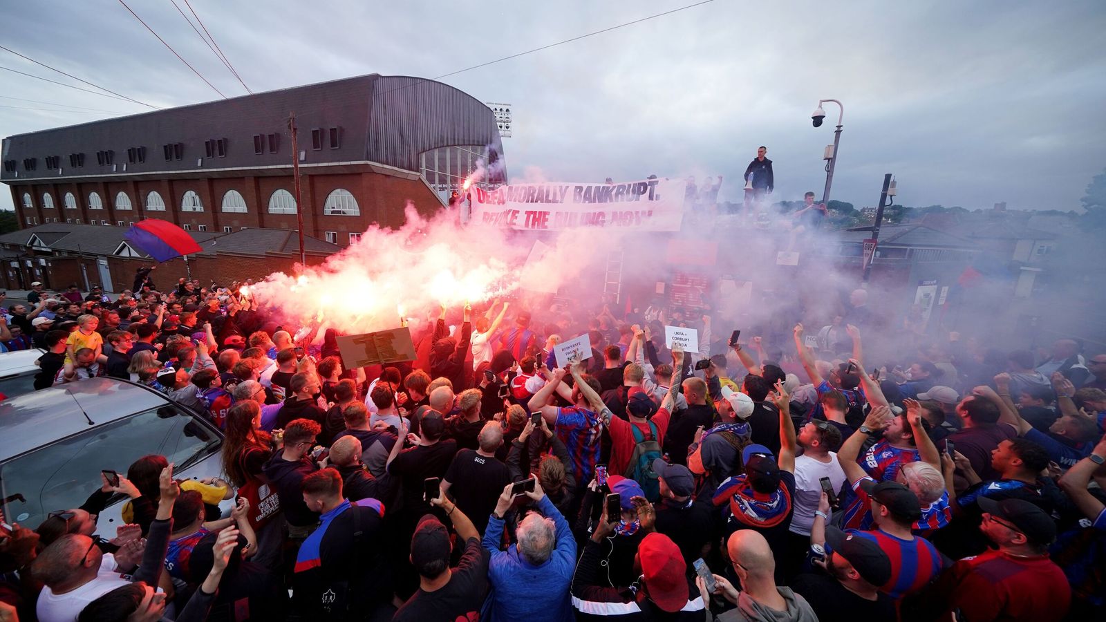 https://e0.365dm.com/25/07/1600x900/skysports-crystal-palace-fans-protest_6965725.jpg?20250715211132