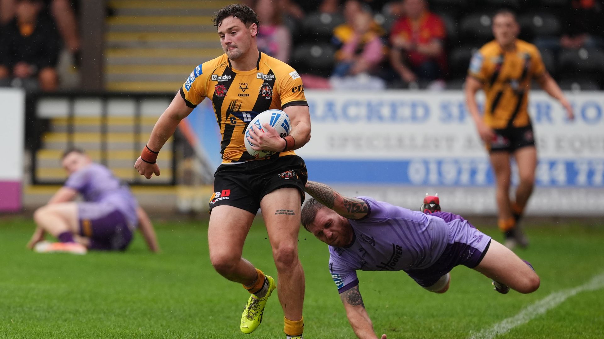 Castleford snap losing run to dent Warrington's play-off hopes