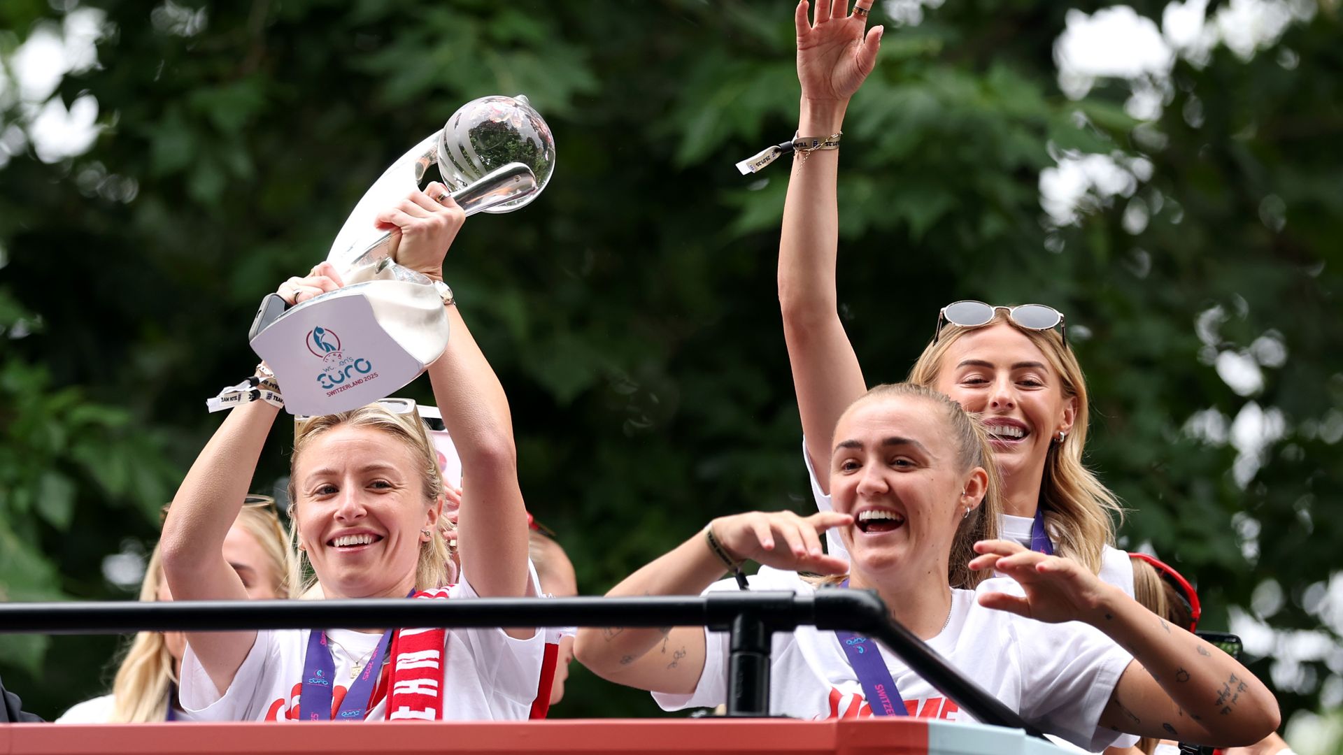 skysports-leah-williamson-chloe-kelly_6976798.jpg?20250729122730