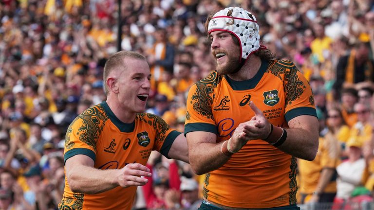 El australiano Fraser McReight celebra con su compañero de equipo Max Jorgensen después de anotar un try contra Fiji.