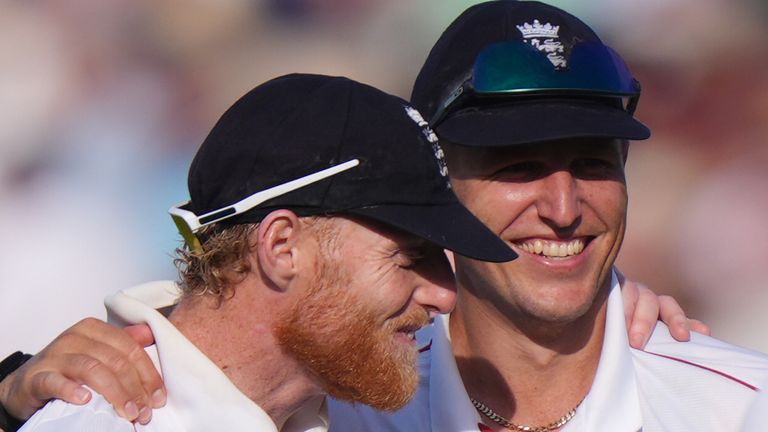 Ben Stokes y Brydon Carse