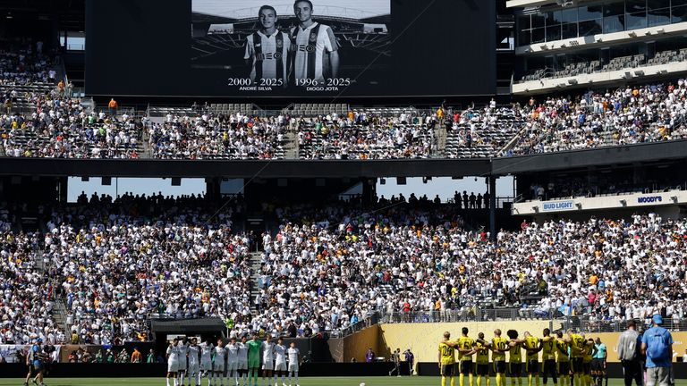 The players of Real Madrid and Borussia Dortmund observe a silence in memory of Diogo Jota and his brother, Andre Silva