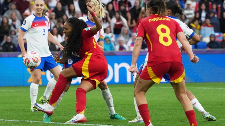 Salma Paralluelo spurns a chance to score for Spain in extra-time