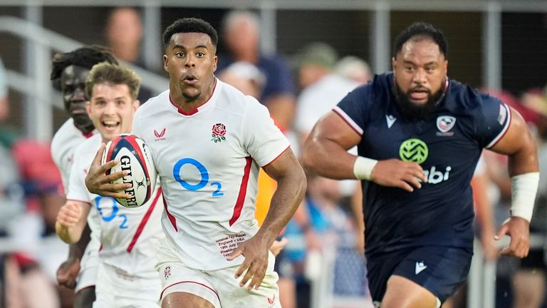 Emmanuel Faye-Waboso, de Inglaterra, hace un descanso durante el partido de rugby masculino entre Inglaterra y Estados Unidos en Audi Field, el sábado 19 de julio de 2025, en Washington. (Foto AP/Alex Brandon)