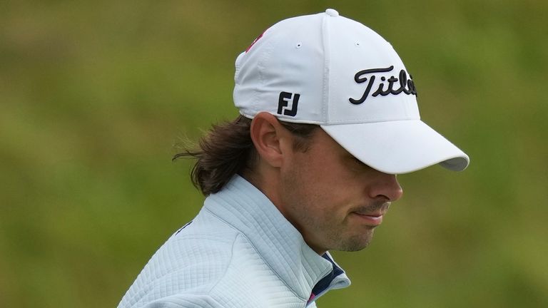 Danimarka'dan Jacob Skov Olesen, 17 Temmuz 2025 Perşembe, Kuzey İrlanda'daki İngiliz Açık Golf Şampiyonası'nın ilk turunda 7. yeşilden yürüyor. (AP Photo/Francisco Seco)