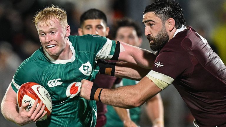 Jamie Osborne de Irlanda es abordado por Beka Saghinadze de Georgia