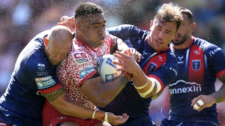 JOE OFAUNEGAUE DE LEIGH LEOPARDS (Center) is covered by Hull KR Players