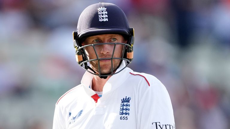 İngiltere'nin Joe Root'u Hindistan'a karşı ikinci testin dördüncü gününde altı için görevden alındı