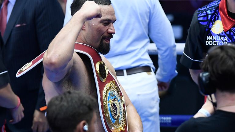 Joseph Parker celebra Martin Palcol nella lotta mondiale dei pesi massimi medievali WBO in Arabia Saudita nel febbraio 2025